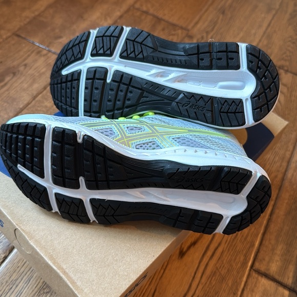 NWT and in box Kids Contend 6 GS ASICS in soft sky/pure silver size 1 1/2 - Picture 4 of 6